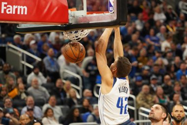 Dallas Mavericks oyuncusu Maxi Kleber # 42 Orlando Florida 'daki Amway Center' da 21 Şubat 2020 tarihinde oynanan maçta smaç basıyor.. 