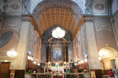 Fransa 'da küçük bir kilisenin içinde.