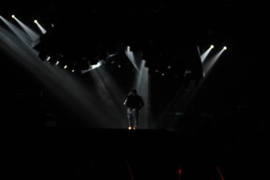 R & B Şarkıcısı Usher 12 Aralık 2014 'te Orlando Florida' daki Amway Center 'da sahne alacak..  