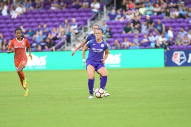 Orlando Pride, 22 Nisan 2018 'de Florida, Orlando' daki Exploria Stadyumu 'nda Houston Dash' e ev sahipliği yaptı..  
