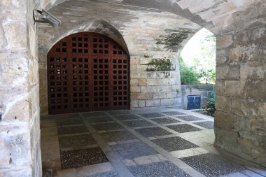 Kalenin kemerleriyle eski koridora bak.