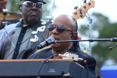 Stevie Wonder, Başkan Barack Obama 'nın 6 Kasım 2016' da Kissimmee Florida 'da başkanlık adaylığını destekleyen mitinginde performans sergiliyor..