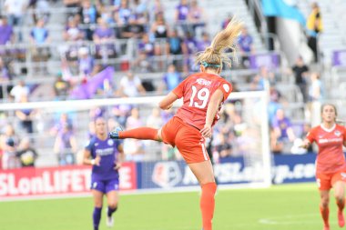 Orlando Pride, 22 Nisan 2018 'de Florida, Orlando' daki Exploria Stadyumu 'nda Houston Dash' e ev sahipliği yaptı..  