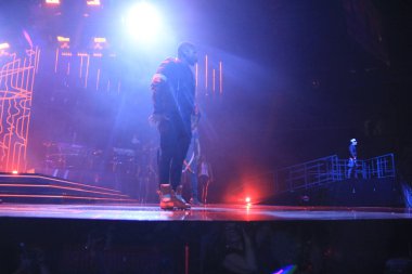 R & B Şarkıcısı Usher 12 Aralık 2015 'te Orlando Florida' daki Amway Center 'da sahne alacak..