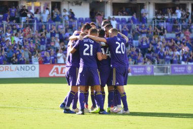 Orlando Magic oyuncusu Fournier, 25 Ekim 2018 tarihinde Orlando Florida 'daki Amway Center' da spor ceketlilere karşı gol atmaya çalıştı..  