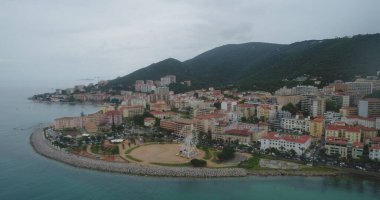 Güzel bir kıyı şeridi manzarası var. 