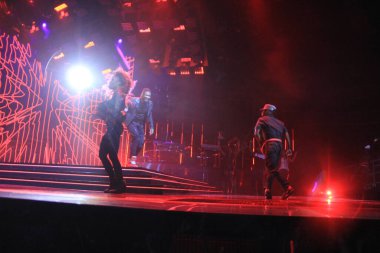 R & B Şarkıcısı Usher 12 Aralık 2014 'te Orlando Florida' daki Amway Center 'da sahne alacak..  