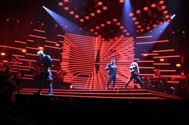 R & B Şarkıcısı Usher 12 Aralık 2014 'te Orlando Florida' daki Amway Center 'da sahne alacak..  