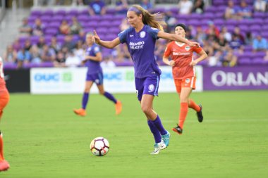 Orlando Pride, 22 Nisan 2018 'de Florida, Orlando' daki Exploria Stadyumu 'nda Houston Dash' e ev sahipliği yaptı..  
