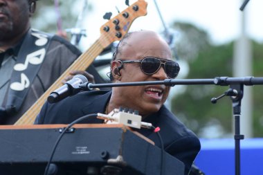 Stevie Wonder, Başkan Barack Obama 'nın 6 Kasım 2016' da Kissimmee Florida 'da başkanlık adaylığını destekleyen mitinginde performans sergiliyor..