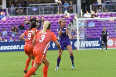 Orlando Pride, 22 Nisan 2018 'de Florida, Orlando' daki Exploria Stadyumu 'nda Houston Dash' e ev sahipliği yaptı..  