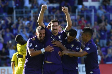 Orlando Magic oyuncusu Fournier, 25 Ekim 2018 tarihinde Orlando Florida 'daki Amway Center' da spor ceketlilere karşı gol atmaya çalıştı..  