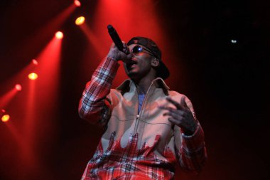 R & B Şarkıcısı Usher 12 Aralık 2015 'te Orlando Florida' daki Amway Center 'da sahne alacak..  