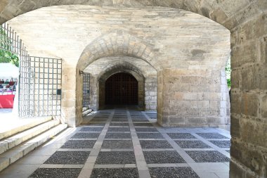 Kalenin kemerleriyle eski koridora bak.