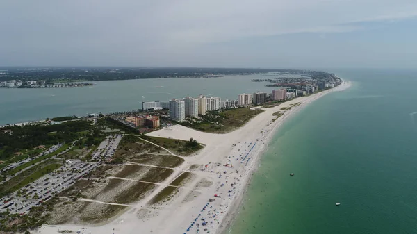 Gyönyörű Kilátás Nyílik Tengerpartra Egy Városi Strand — Stock Fotó