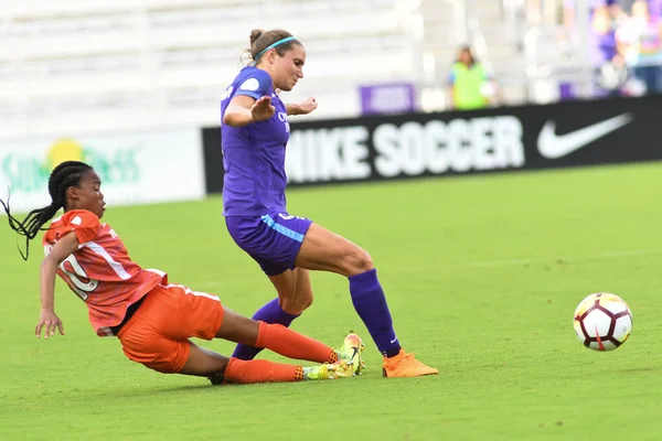 Orlando Pride, 22 Nisan 2018 'de Florida, Orlando' daki Exploria Stadyumu 'nda Houston Dash' e ev sahipliği yaptı.. 