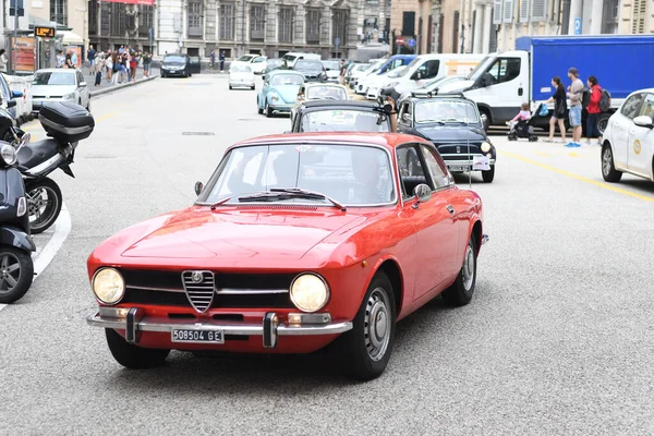 Vista Sulla Vecchia Graziosa Piccola Auto Italiana — Foto Stock