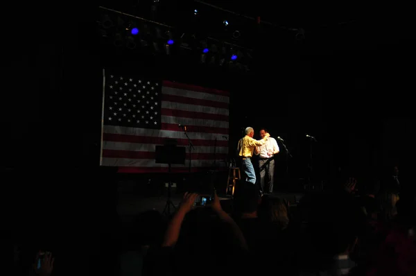 歌手のジョン ジョヴィは 2016年11月5日にセント ピーターズバーグ フロリダ州のヒラリー クリントン大統領の入札を支援するためにステート ストリート シアターで上演します — ストック写真
