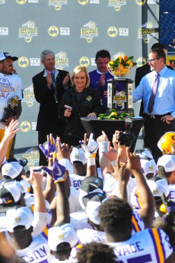 LSU, 31 Aralık 2016 tarihinde Orlando Florida 'daki Kamp Dünya Stadyumu' nda oynanan 71. Citrus Kupası 'nda Louisville ile karşılaşacak..  