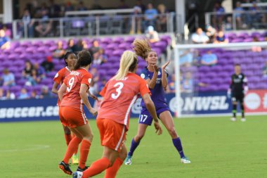 Orlando Pride, 22 Nisan 2018 'de Florida, Orlando' daki Exploria Stadyumu 'nda Houston Dash' e ev sahipliği yaptı..  