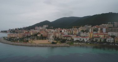 Güzel bir kıyı şeridi manzarası var. 