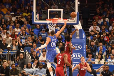 Orlando Magic 17 Ekim 2018 'de Orlando Florida' daki Amway Center 'da Miami Heat' i sunar..