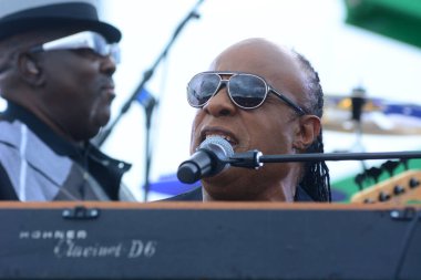 Stevie Wonder, Başkan Barack Obama 'nın 6 Kasım 2016' da Kissimmee Florida 'da başkanlık adaylığını destekleyen mitinginde performans sergiliyor..