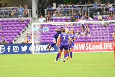 Orlando Pride, 22 Nisan 2018 'de Florida, Orlando' daki Exploria Stadyumu 'nda Houston Dash' e ev sahipliği yaptı..  