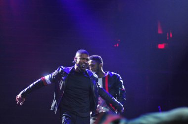 R & B Şarkıcısı Usher 12 Aralık 2014 'te Orlando Florida' daki Amway Center 'da sahne alacak..  