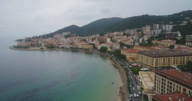 Güzel bir kıyı şeridi manzarası var. 