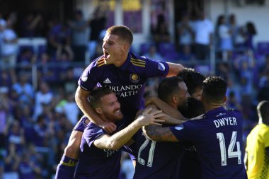 Orlando Magic oyuncusu Fournier, 25 Ekim 2018 tarihinde Orlando Florida 'daki Amway Center' da spor ceketlilere karşı gol atmaya çalıştı..  