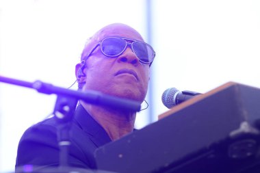 Stevie Wonder, Başkan Barack Obama 'nın 6 Kasım 2016' da Kissimmee Florida 'da başkanlık adaylığını destekleyen mitinginde performans sergiliyor..