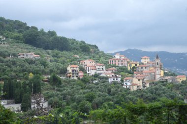 Dağ kasabasının güzel manzarası