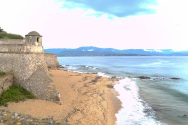 Dağlı sahil manzarası çok güzel.