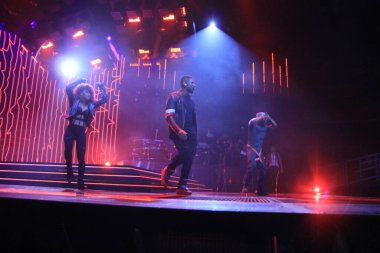 R & B Şarkıcısı Usher 12 Aralık 2015 'te Orlando Florida' daki Amway Center 'da sahne alacak..