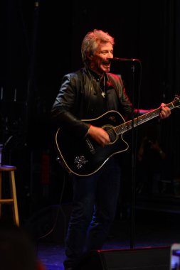 Şarkıcı Jon Bon Jovi, 5 Kasım 2016 'da St. Petersburg Florida' da Devlet Street Theater in Support of HIllary Clinton 'ın Başkan İhalesi' nde sahne alıyor.