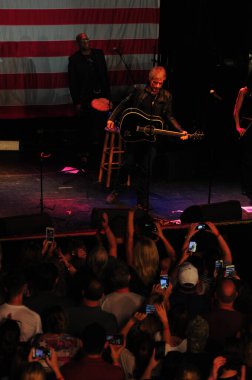 Şarkıcı Jon Bon Jovi, 5 Kasım 2016 'da St. Petersburg Florida' da Devlet Street Theater in Support of HIllary Clinton 'ın Başkan İhalesi' nde sahne alıyor.