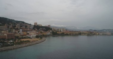 Güzel bir kıyı şeridi manzarası var. 