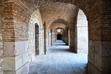 Kalenin kemerleriyle eski koridora bak.