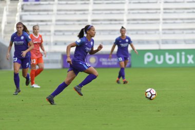 Orlando Pride, 22 Nisan 2018 'de Florida, Orlando' daki Exploria Stadyumu 'nda Houston Dash' e ev sahipliği yaptı..  