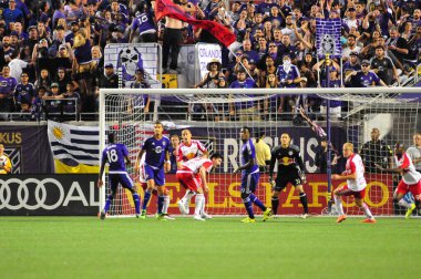 Orlando City SC, 6 Mayıs 2016 'da Orlando Florida' daki Dünya Kampı Stadyumu 'nda New York Red Bulls' a ev sahipliği yaptı..  