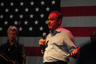 Şarkıcı Jon Bon Jovi, 5 Kasım 2016 'da St. Petersburg Florida' da Devlet Street Theater in Support of HIllary Clinton 'ın Başkan İhalesi' nde sahne alıyor.