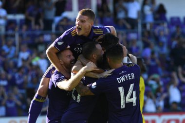 Orlando Magic oyuncusu Fournier, 25 Ekim 2018 tarihinde Orlando Florida 'daki Amway Center' da spor ceketlilere karşı gol atmaya çalıştı..  