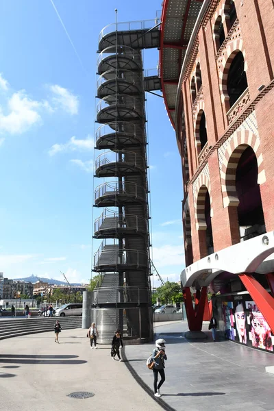 Caddedeki kırmızı kule manzarası