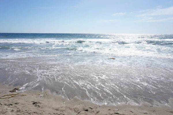 Widok Fale Plaży Słoneczny Dzień — Zdjęcie stockowe
