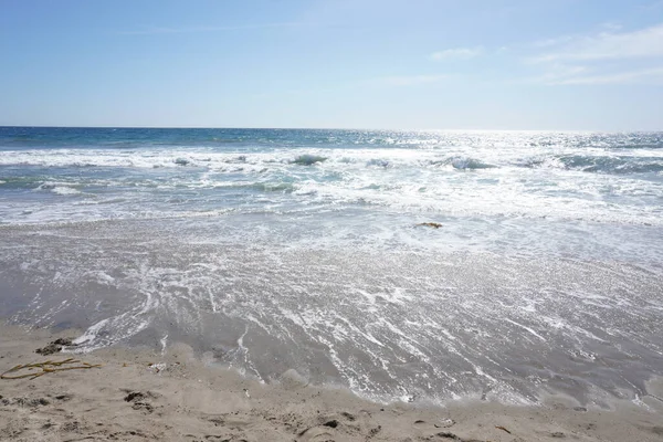 Visa Vågor Stranden Solig Dag — Stockfoto