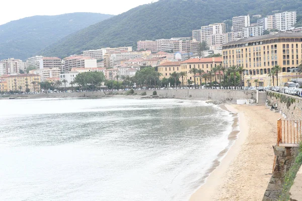 町やビーチと海岸線の美しい景色 — ストック写真