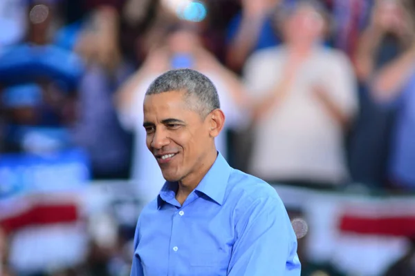 美国总统奥巴马在佛罗里达州基辛梅市的奥西奥拉传统公园体育场为民主党总统候选人希拉里 克林顿举行的竞选集会上发表了讲话 — 图库照片