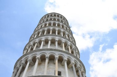 İtalya 'da turistik bir yer, Pisa' nın eğimli kulesi