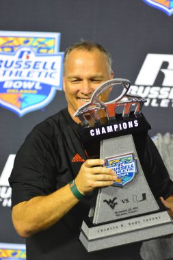 28 Aralık 2016 tarihinde Orlando Florida 'daki Camp World Stadyumu' nda oynanan 71. Russell Kupası sırasında Batı Virginia Dağları Miami Kasırgaları ile karşı karşıya geldi..  